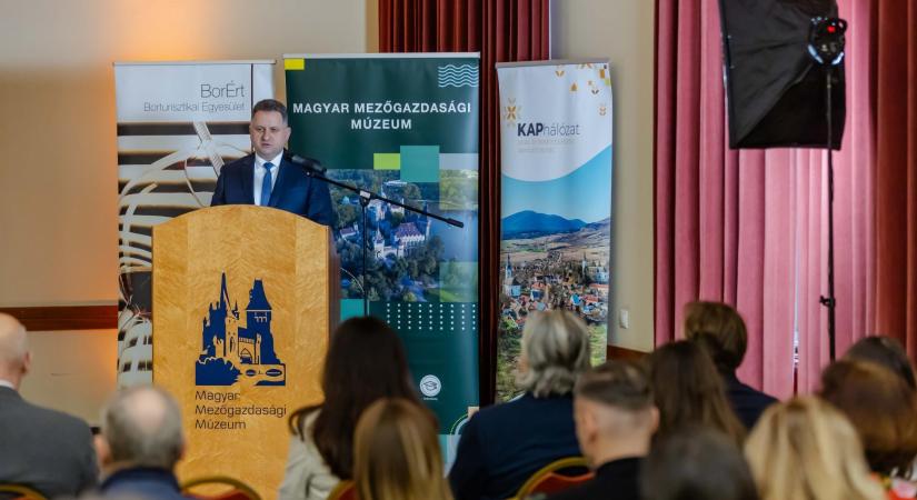 Támogatásokkal és intézkedésekkel segíti az agrártárca a szőlő- és borágazatot