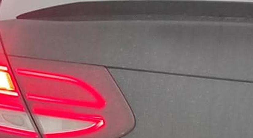 Egy mercis jópofa módon változtatta meg autóján a típusjelzést
