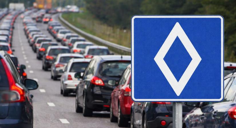 Ha külföldre indulsz, figyeld a rombuszt: ez az új közlekedési tábla dönt, ki haladhat gyorsabban