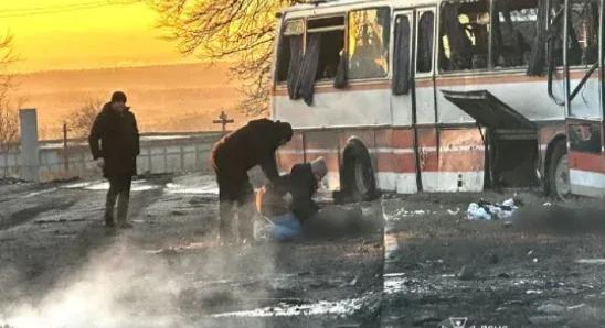 Szülészetet és bányászokat szállító buszt támadott Oroszország Ukrajnában