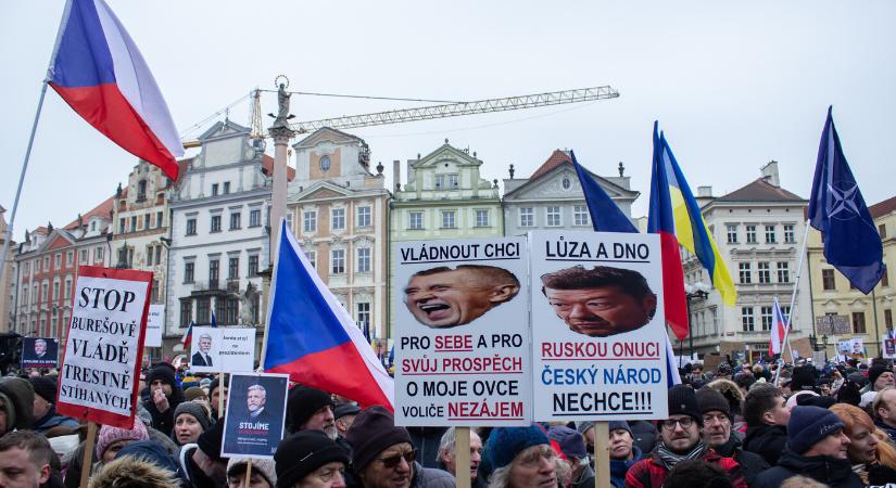 Tízezrek tüntettek Prágában Petr Pavel államfő mellett