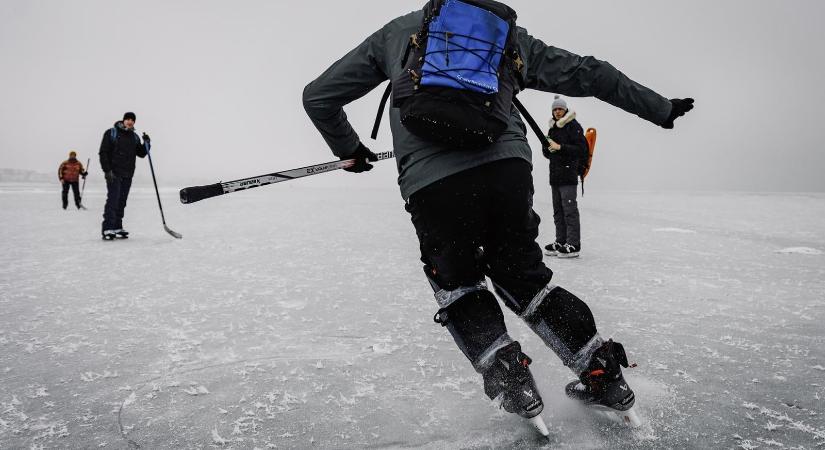 „Mintha nem is a Balatonon lennénk, hanem valahol az Antarktiszon” – Körbekorcsolyáztuk a befagyott tavat, három nap alatt 160 kilométert téve meg