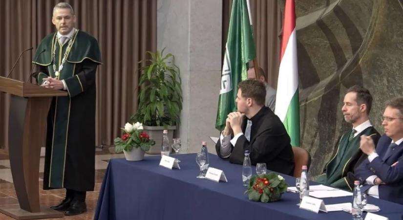 Rektori bosszú: kitiltották az uniós zászlókat az Agráregyetemről