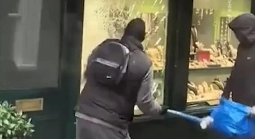 Elképesztő felvételek: Kalapáccsal törték be az ékszerbolt üvegét a rablók – videó