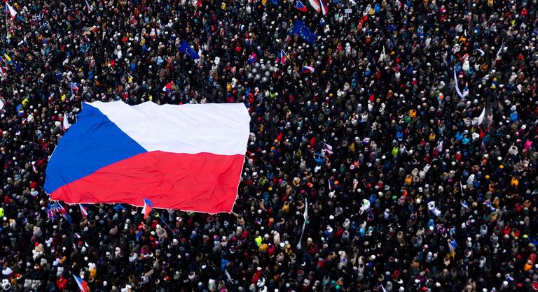 Több városban is forrnak az indulatok, tízezrek tüntetnek Orbán Viktor szövetségesei ellen