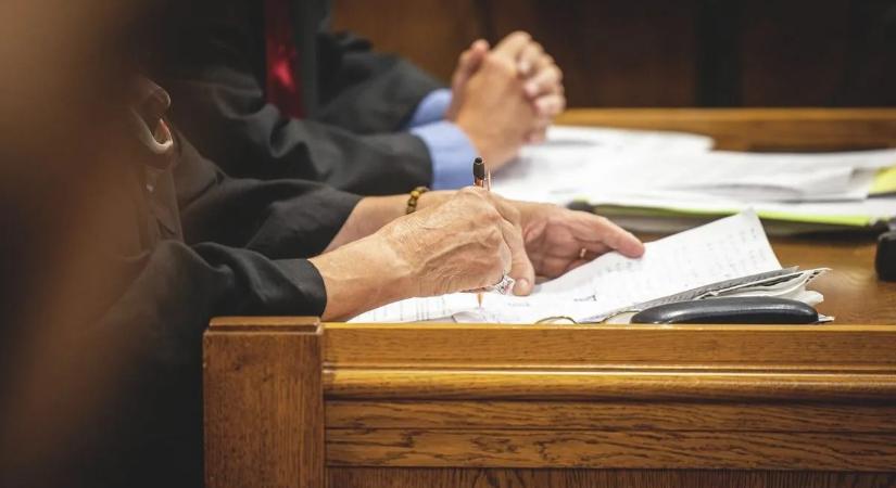 Pincébe zárták az örökbefogadott fiút, most újra bíróságon a horror ügy