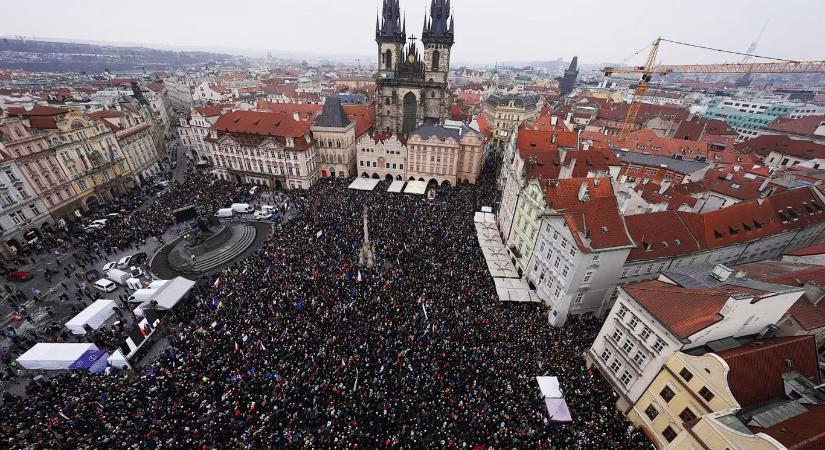 Óriási tömeg tüntetett a cseh elnök mellett Prágában és országszerte
