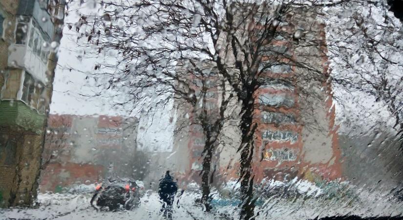 Csapadéktérkép: újra támad az ónos eső, változékony időjárás csap le a következő napokban