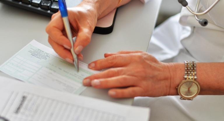 Gyanúsan sok munkavállaló betegszik meg Romániában egy-egy napokra, kormányrendelettel vetnek véget a trükközésnek