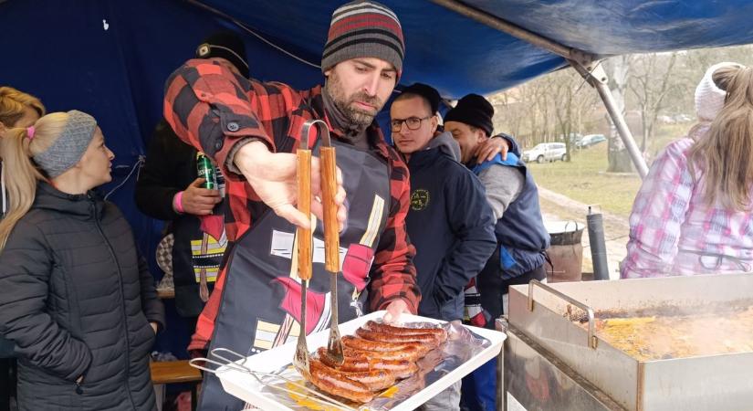A tűzoltók kolbászt töltöttek, a betyárok hortobágy ízeit hozták el a falus disznótorra