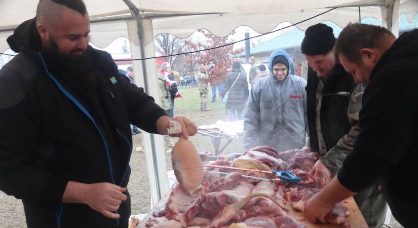 Nagy sikere volt a közösségi disznótornak, a jó ügy érdekében fogtak össze a bálozók