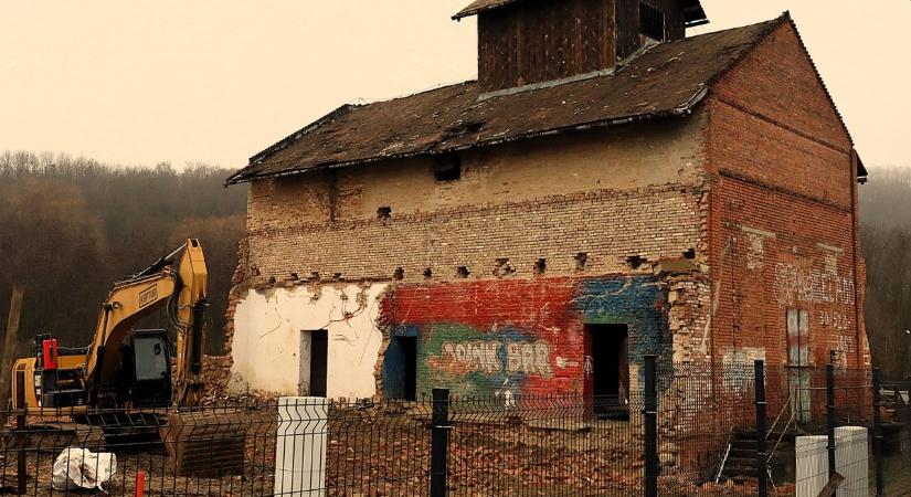 Elbontják a zalai település ikonikus épületét – a kémény azonban megmarad (galéria)