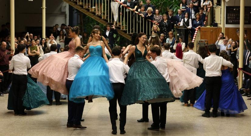 A munkácsysok szalagot, a röplabdások érmet kaptak – de miért szakított Siófokkal a francia testvérvárosa?