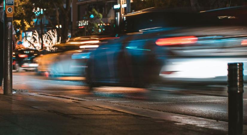 Oldalára borult egy autó, félpályán halad a forgalom