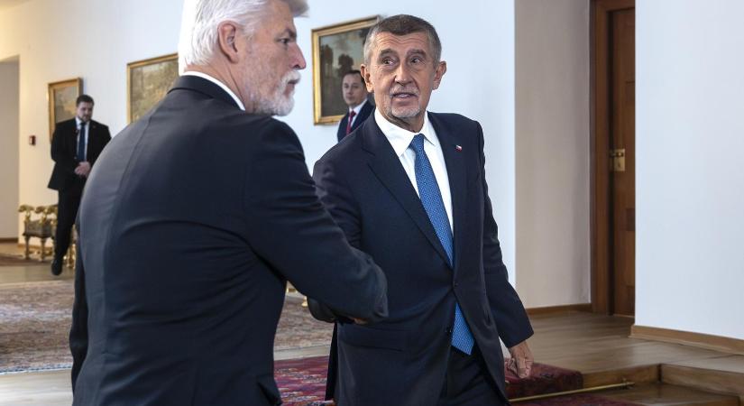 Karlendítés, NATO-csúcs, kemény fenyegetések – Kezd kitörni a nyílt politikai háború Petr Pavel cseh elnök és a Babiš-kormány között