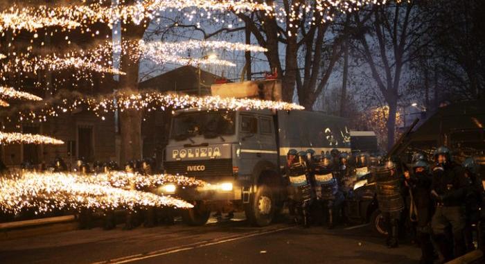 Tombol a baloldal – Őrizetbe vették a torinói tüntetésen történt rendőrtámadás egyik gyanúsítottját