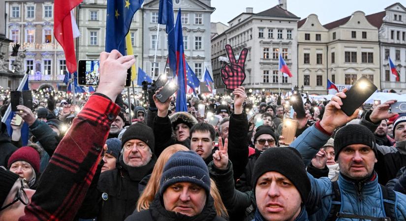 Több tízezer ember állt ki a kormány ellen, az elnök mellett egy prágai tüntetésen
