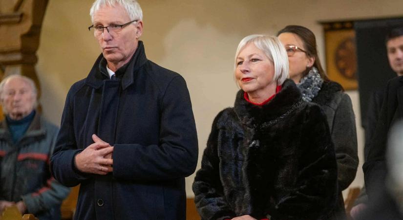 Református templomba pofátlankodtak be kampányolni fideszes politikusok