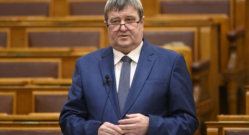 Leárulózta kihívóját, Csézyt a fideszes államtitkár, azon megy a vita, hogy ki a matyóbb