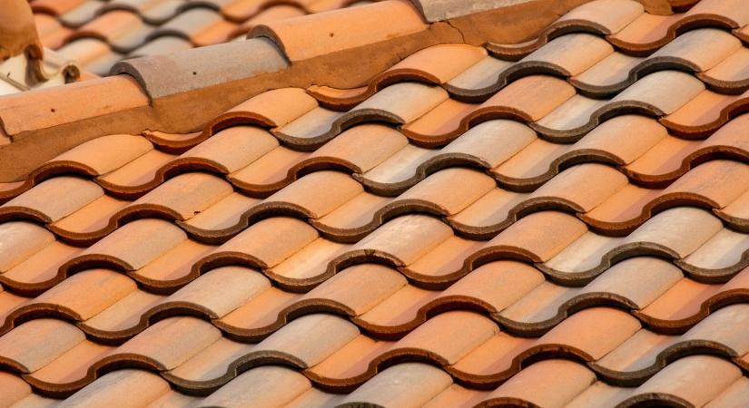 Felháborító kontármunka: milliókat kért az életveszélyes tetőért