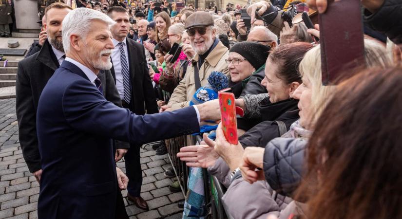 Tüntetők sokasága állt ki a cseh köztársasági elnök mellett