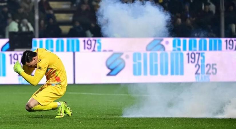 Botrány az Inter meccsén: felrobbanó fáklyával dobták meg a kapust – videó