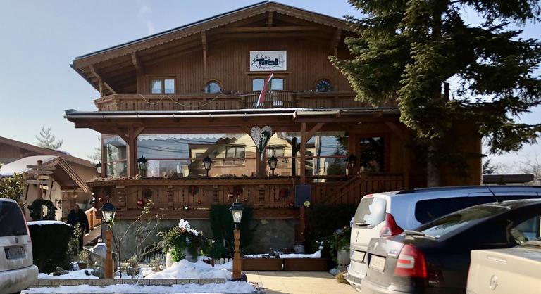 Kis Tirol nagy bendőjűeknek, a csülök és a smarni után a mentő visz el