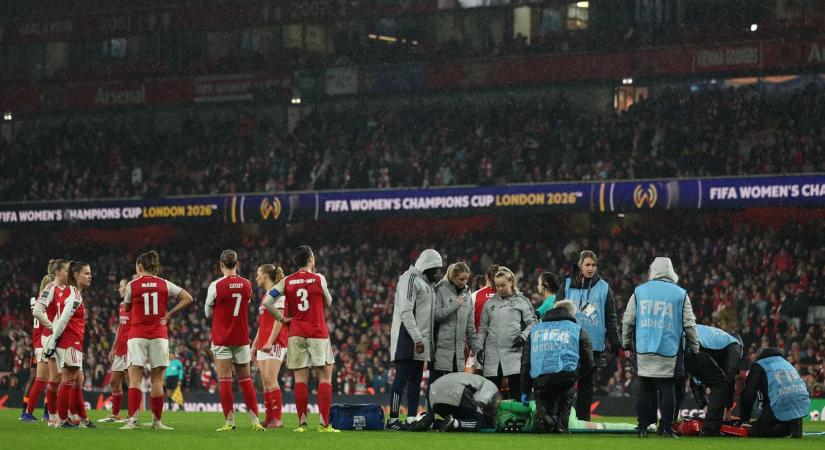 Súlyos fejsérülést szenvedett: oxigénmaszkkal, hordágyon vitték le az Arsenal focistáját – videó, kép