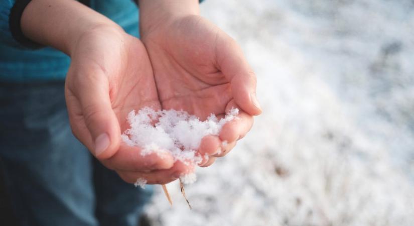 Hószállingózás és havazás után napsütésre is van kilátás hétfőn