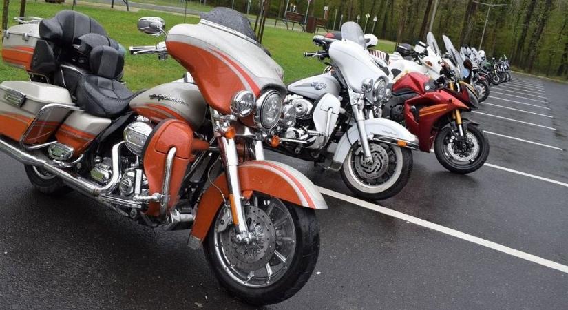 Mégis van kivétel a járdán parkolásnál? Több mint 5 ezer javaslat érkezett a minisztériumba egy hét alatt