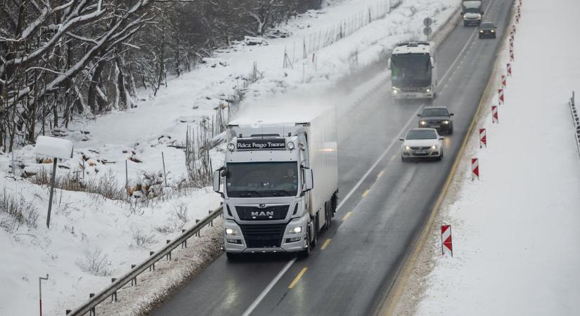 Nem indul könnyen a hétfő reggel: havazás és korlátozások nehezítik a közlekedést