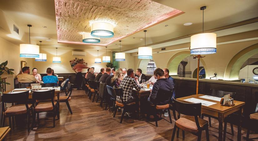 Törvénymódosítás: adómentes lett az éttermi reprezentációs juttatás, meghatározott összeghatárig