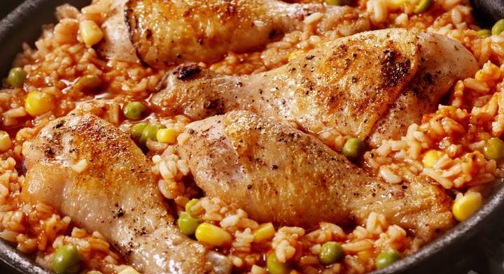 Fűszeres csirkecomb zöldséges rizzsel sütve: egytálétel a sütőből