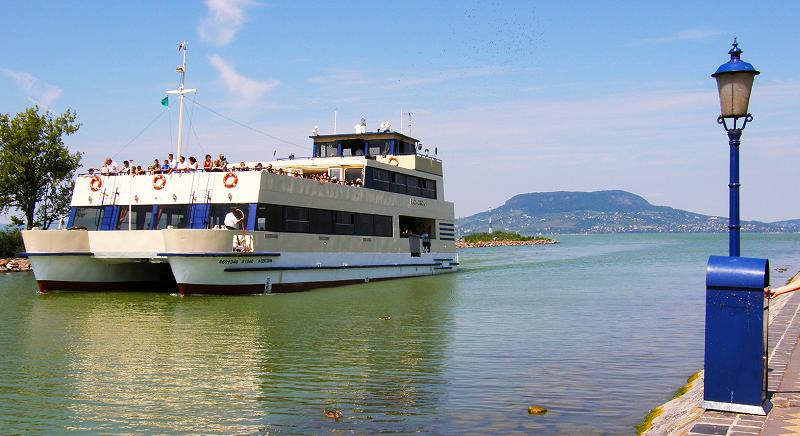 Újraindult a balatoni kompforgalom