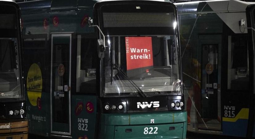 Megbénulnak a német városok, hajnalban megkezdődött a gigantikus országos sztrájk: máris 100 millió eurós a veszteség a gazdaságban – ez a követelése a dolgozóknak