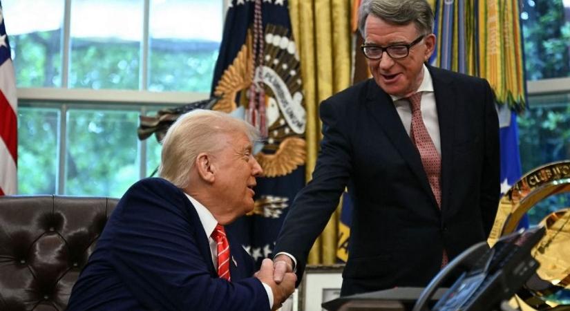 Most omlott össze minden: kilépett a pártból a főideológus, miután nyilvánosságra hozták a titkos emailjeit Epsteinnel