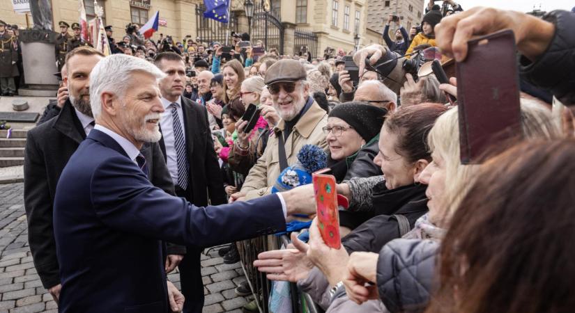 Csehek tízezrei tüntettek az elnök mellett az egyre mélyülő konfliktusban