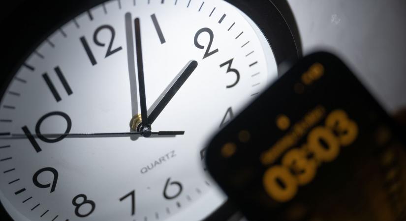 Itt a dátum: ekkor állítjuk át az órát 2026-ban