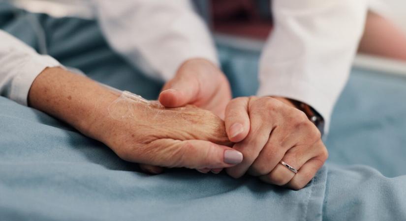 92 éves, és még mindig dolgozik a nyugdíjas nő – 33 milliót gyűjtöttek neki