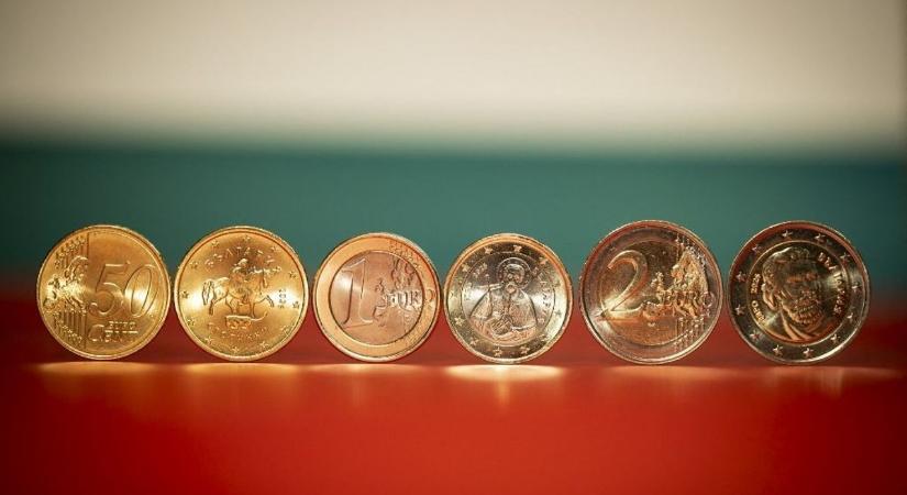 Ennyi volt: 146 év után megszűnt az európai ország saját pénze, mostantól már csak euróval lehet fizetni – azonnal meglátszik az infláción