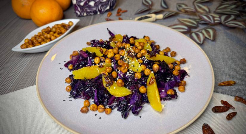 Meleg lilakáposzta-saláta – ropogósra sült csicseriborsóval és a narancs frissességével