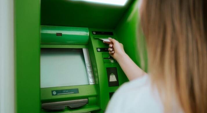 Duplájára emelték az ingyenes készpénzfelvétel határát – Havi 300 ezer forint vehető fel díjmentesen