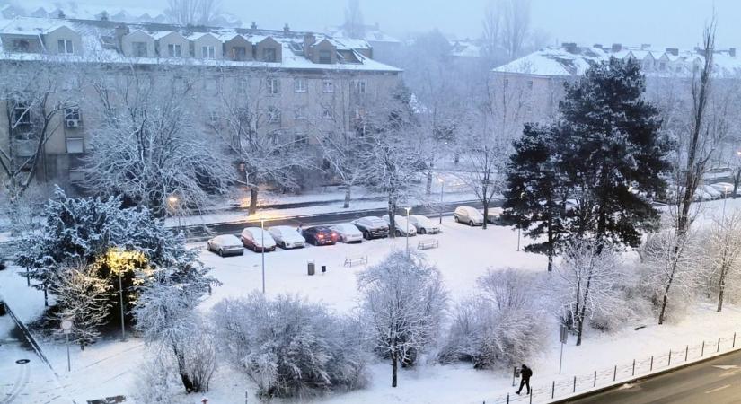 Újra havazásra ébredt Dunaújváros