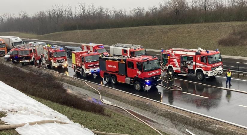Kamionbaleset miatt lezárták az M6-os autópályát (képgaléria, videó)