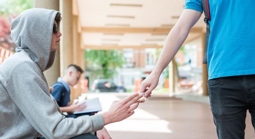 Molly, meth, snüssz, oxy tabletta – ezek a jelek utalnak arra, hogy a gyermeked illegális szert használ