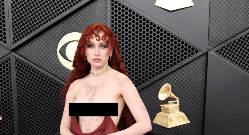 Topless érkezett a Grammyre, mindenét megmutatta az énekesnő! 18!
