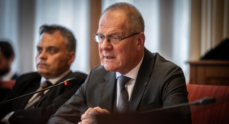 Navracsics Tibor kiállt Lázár János mellett, gusztustalannak tartja, hogy nem fogadják el a bocsánatkérését