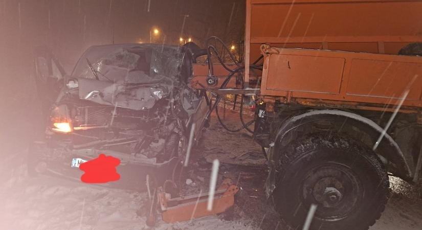 Kisbusz és hókotró ütközött – Öt sérült kórházba került