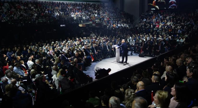 Háborúellenes Gyűlés: ezt mondták a fiatalok és a nyugdíjasok a Tisza Pártról Hatvanban