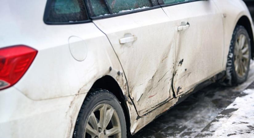 Két autó karambolozott, teljes szélességében lezárták az utat Vásárhely közelében